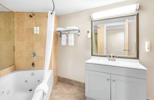 Selma Hotel | Family-Friendly Hotel with Pool & Breakfast in Selma