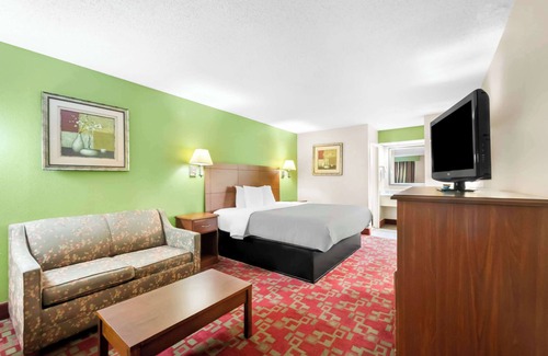 Selma Hotel | Family-Friendly Hotel with Pool & Breakfast in Selma