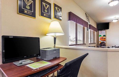 Sheboygan Hotel | Quality Inn: Pet-Friendly Retreat with Breakfast Included