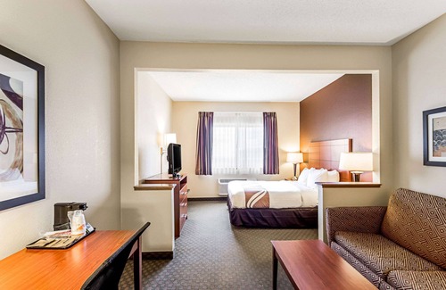 Sheboygan Hotel | Quality Inn: Family-Friendly Retreat with Pool & Spa