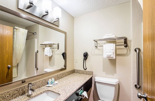Sheboygan Hotel | Quality Inn: Family-Friendly Retreat with Pool & Spa