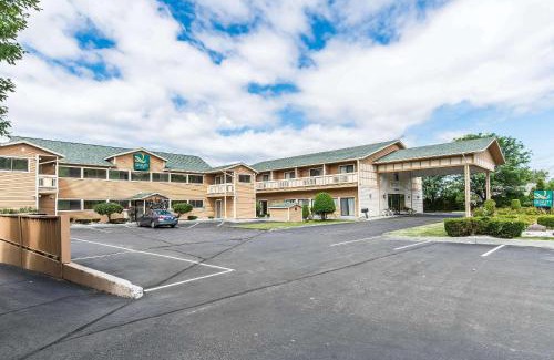 Shelburne Hotel | Pet-Friendly Quality Inn Shelburne with Ocean Views