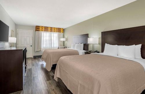 Siloam Springs Hotel | Welcoming Quality Inn Siloam Springs West with Pool Access