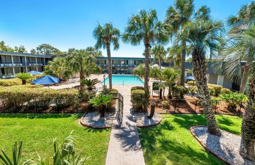 Slidell Hotel | Comfortable Quality Inn Slidell I-10 with Pool & Pet Friendly