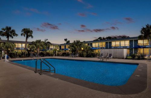 Slidell Hotel | Comfortable Quality Inn Slidell I-10 with Pool & Pet Friendly