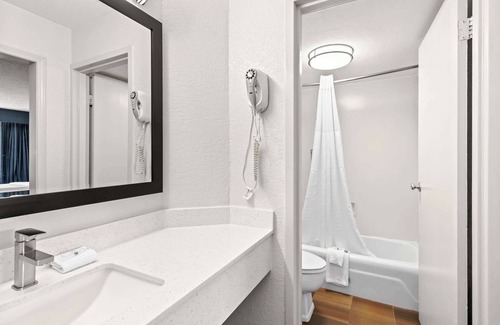 Slidell Hotel | Budget-Friendly Quality Inn Slidell I-10 with Pool & Breakfast
