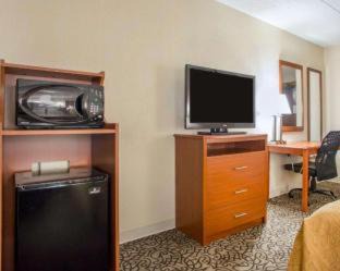 Green Bay Hotel | Ideal Quality Inn Stadium Area with Pool and Breakfast