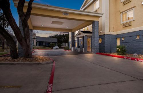 Hollywood Park Hotel | Ideal Holiday Inn Express - Family-Friendly Near San Antonio Airport
