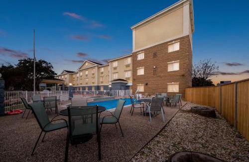 Hollywood Park Hotel | Ideal Holiday Inn Express - Family-Friendly Near San Antonio Airport