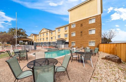 Hollywood Park Hotel | Ideal Holiday Inn Express - Family-Friendly Near San Antonio Airport