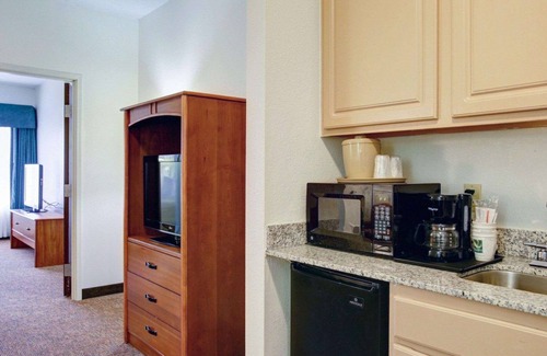 Del Valle Hotel | Convenient Quality Inn & Suites Near Airport with Breakfast
