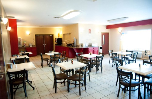 Del Valle Hotel | Convenient Quality Inn & Suites Near Airport with Breakfast