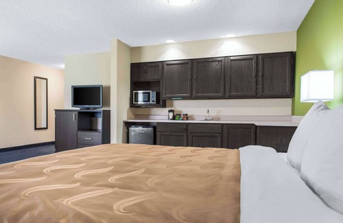 Anderson Hotel | Comfortable Quality Inn & Suites Anderson I-69 with Pool