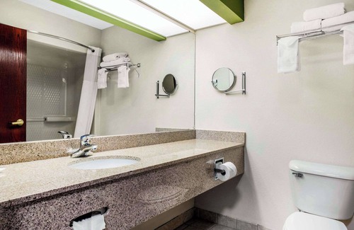 Anderson Hotel | Comfortable Quality Inn & Suites Anderson I-69 with Pool