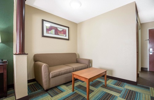 Arnold Hotel | Budget-Friendly Quality Inn & Suites Arnold - St Louis
