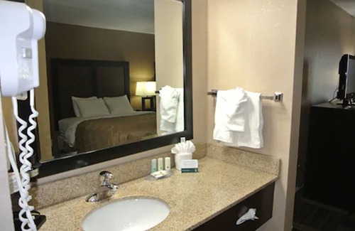 Arnold Hotel | Budget-Friendly Quality Inn & Suites Arnold - St Louis