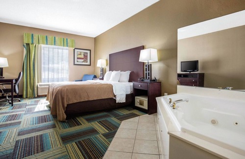 Arnold Hotel | Budget-Friendly Quality Inn & Suites Arnold - St Louis