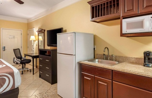 Mercedes Hotel | Inviting Quality Inn & Suites Near The Outlets Mercedes