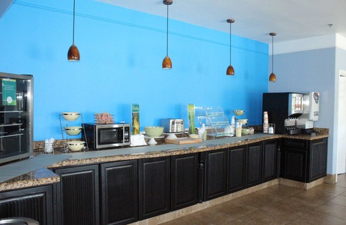 Mercedes Hotel | Inviting Quality Inn & Suites Near The Outlets Mercedes