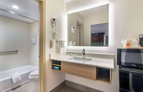 Athens Hotel | Discover Quality Inn & Suites Athens: Family-Friendly Stay
