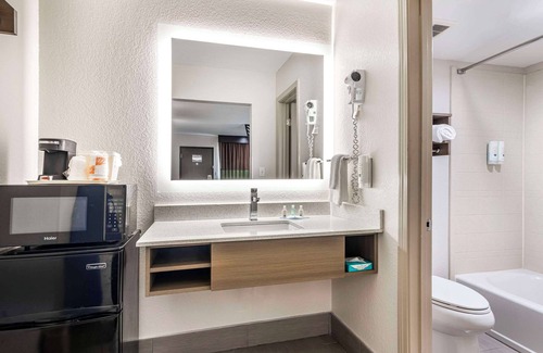 Athens Hotel | Discover Quality Inn & Suites Athens: Family-Friendly Stay