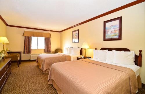 Beaumont Hotel | Comfortable Quality Inn & Suites with Pool and Breakfast