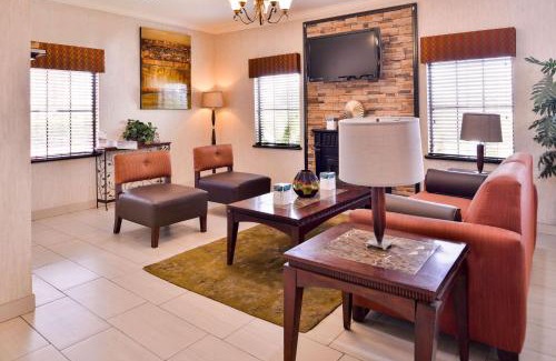 Beaumont Hotel | Comfortable Quality Inn & Suites with Pool and Breakfast