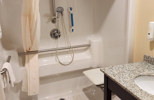 Bellville Hotel | Inviting Quality Inn & Suites Bellville - Mansfield Awaits You