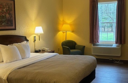Bellville Hotel | Inviting Quality Inn & Suites Bellville - Mansfield Awaits You