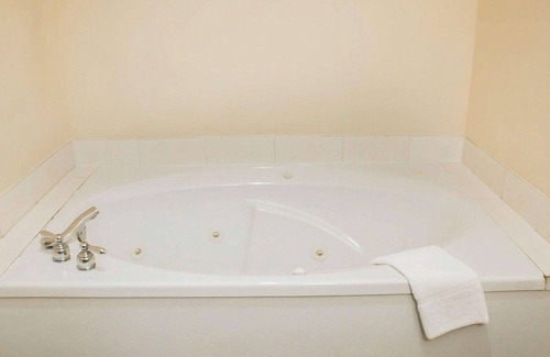 Bellville Hotel | Inviting Quality Inn & Suites Bellville - Mansfield Awaits You