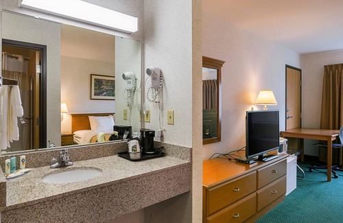 Belmont Hotel | Comfortable Quality Inn & Suites Belmont with Pool and Dining