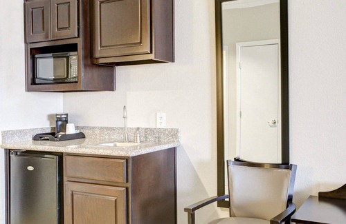 Bryan Hotel | Discover Quality Inn & Suites Bryan - Family-Friendly Retreat