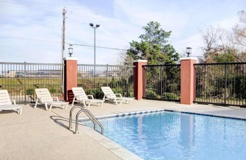 Bryan Hotel | Budget-Friendly Quality Inn & Suites with Pool Access