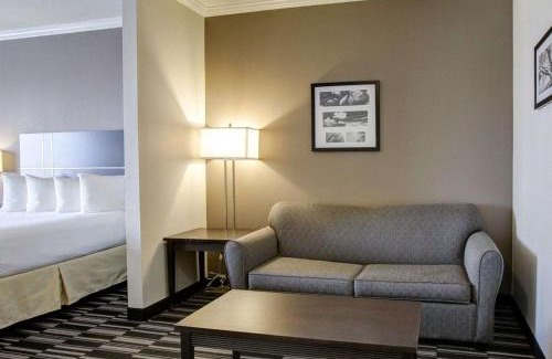 Bryan Hotel | Budget-Friendly Quality Inn & Suites with Pool Access