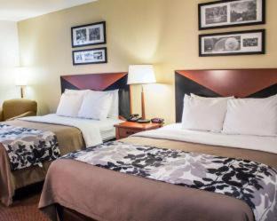 Scotland Hotel | Welcoming Quality Inn & Suites Chambersburg with Pool Access