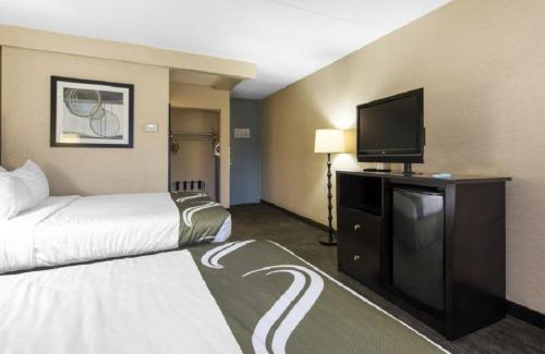 Charleston Hotel | Inviting Quality Inn & Suites: Family-Friendly with Pool