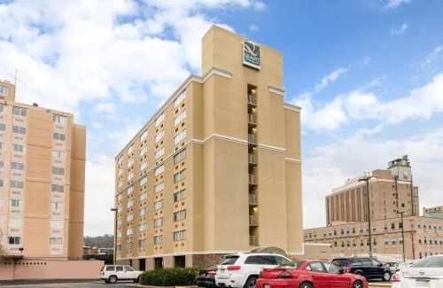 Charleston Hotel | Inviting Quality Inn & Suites: Family-Friendly with Pool