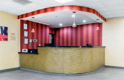 Charleston Hotel | Inviting Quality Inn & Suites: Family-Friendly with Pool