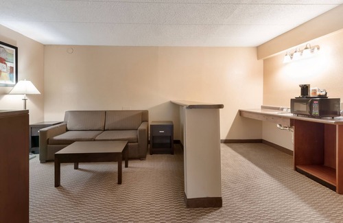 Roselawn Finance Hotel | Relax at Quality Inn & Suites with Pool and Spa Amenities