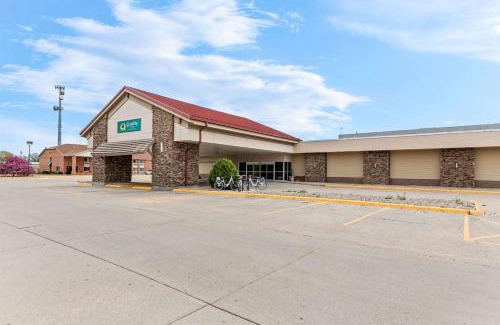 Columbus Hotel | Quality Inn: Oceanfront Retreat with Pool & Pet-Friendly Options