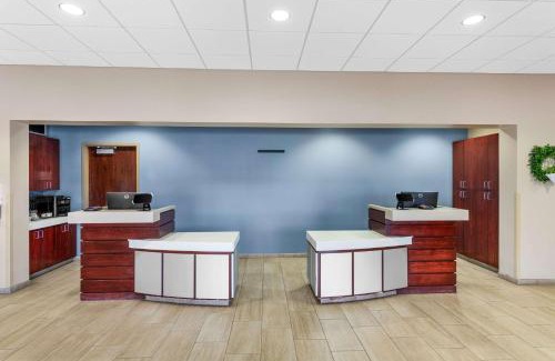 Columbus Hotel | Quality Inn: Oceanfront Retreat with Pool & Pet-Friendly Options