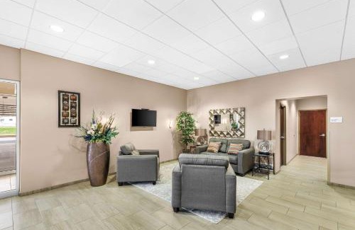 Columbus Hotel | Quality Inn: Oceanfront Retreat with Pool & Pet-Friendly Options