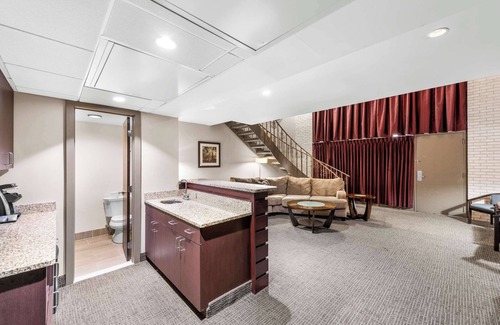 Columbus Hotel | Discover Quality Inn: Guest Rated 8.4 with Pool & Dining
