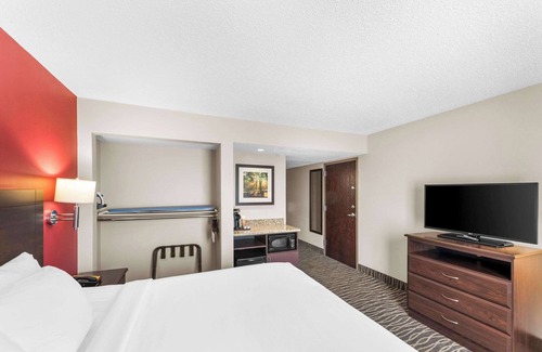 Columbus Hotel | Discover Quality Inn: Guest Rated 8.4 with Pool & Dining