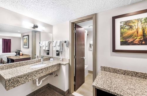 Columbus Hotel | Discover Quality Inn: Guest Rated 8.4 with Pool & Dining