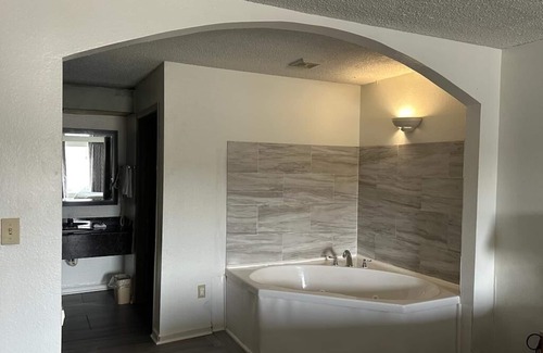 Priceville Hotel | Convenient Days Inn by Wyndham with Pool & Breakfast