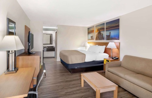 Priceville Hotel | Convenient Days Inn by Wyndham with Pool & Breakfast