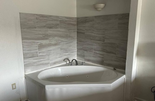 Priceville Hotel | Convenient Days Inn by Wyndham with Pool & Breakfast