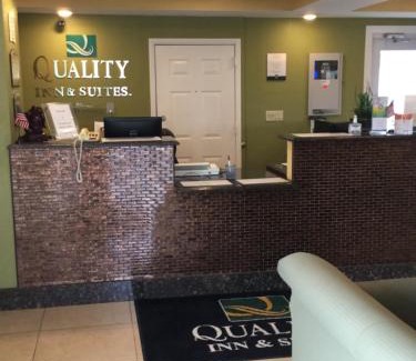 Glenmont Hotel | Pet-Friendly Quality Inn & Suites Glenmont with Pool Access