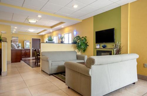 Glenmont Hotel | Pet-Friendly Quality Inn & Suites Glenmont with Pool Access